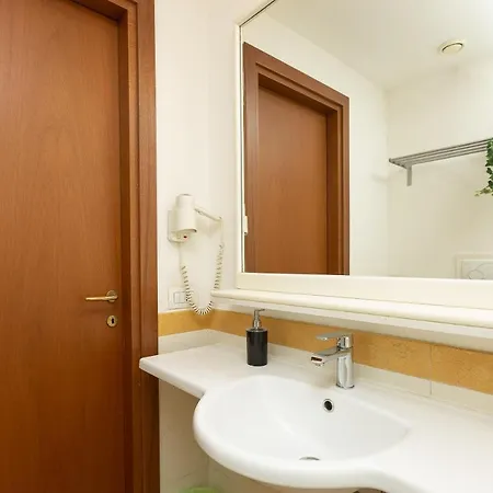 Internouno Deluxe Πανσιόν