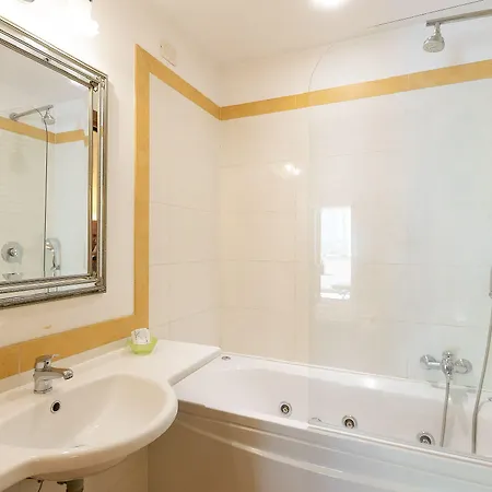 Πανσιόν Internouno Deluxe 4*